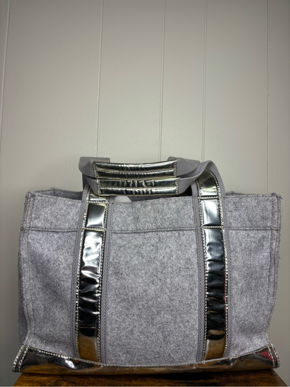 Tory Burch Flannel Felt Gray Large Logo Tote Bag
Metallic - Picture 6 of 7